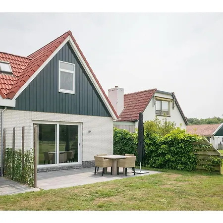 On Texel With A Spacious Terrace بيت للعطل